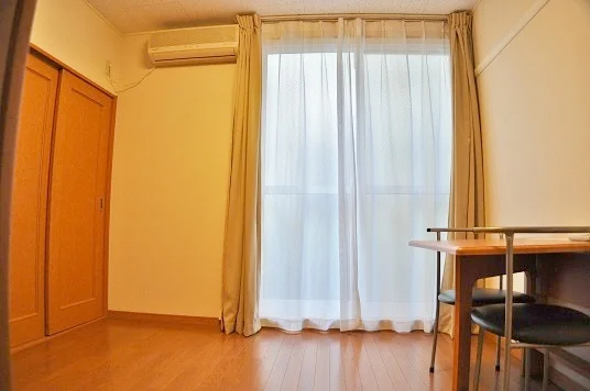 カーテン、エアコン付き（部屋によりメーカーは異なります）
