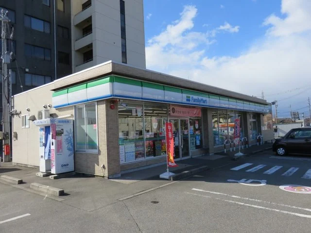 ファミリーマートまで300m