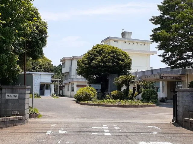陵南小学校まで1500m
