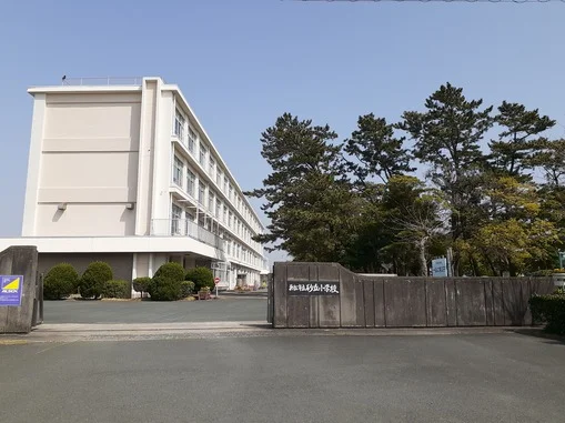 浜松市立砂丘小学校まで1300m