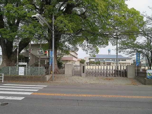 明治小学校まで1500m