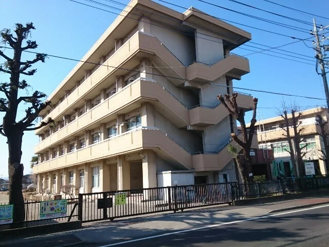 市立西小学校まで950m