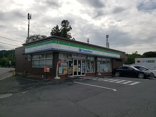 ファミリーマートまで558m