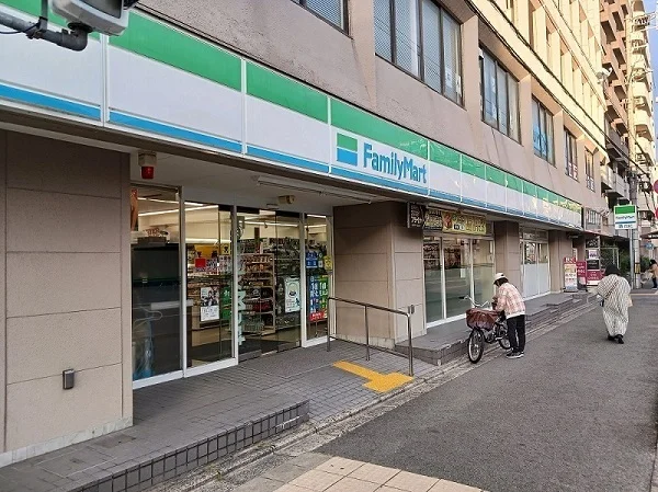 ファミリーマート 丸太町猪熊店まで400m