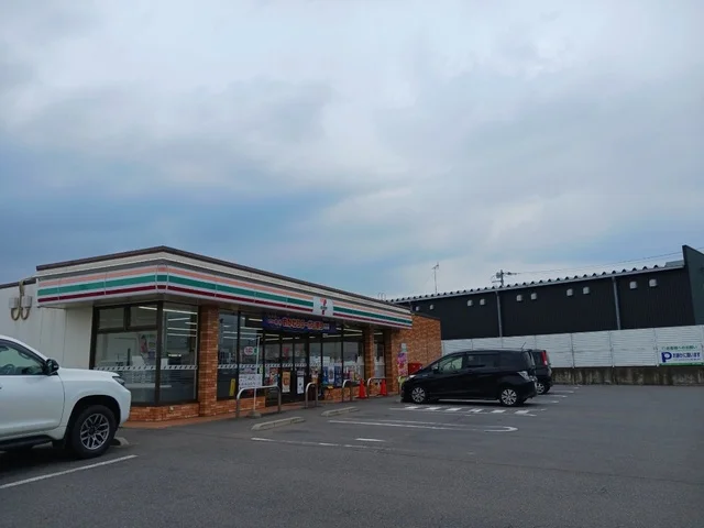 セブンイレブン吉岡バイパス店まで550m