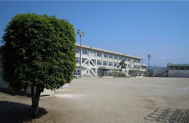 春日居小学校まで700m