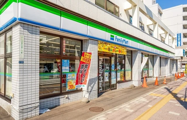 ファミリーマートまで130m
