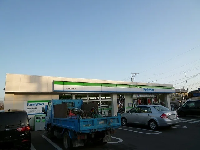 ファミリーマートまで270m