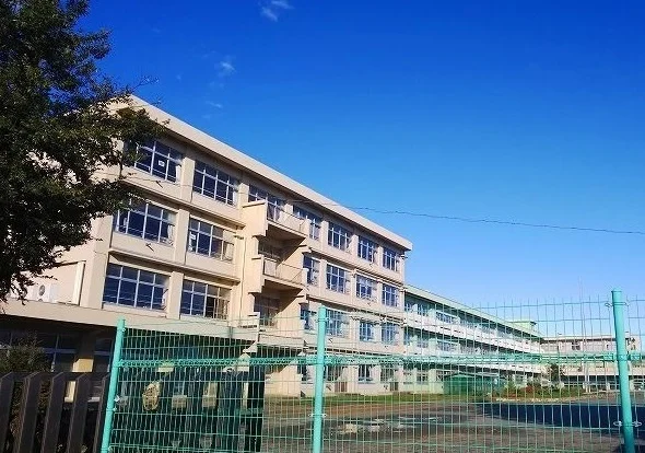 依知南小学校まで1400m