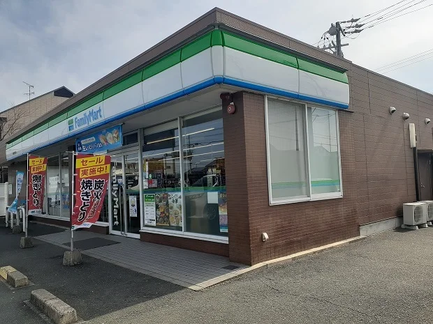 ファミリーマートまで750m