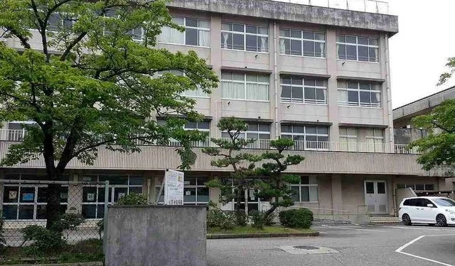 桜ヶ丘小学校まで1200m