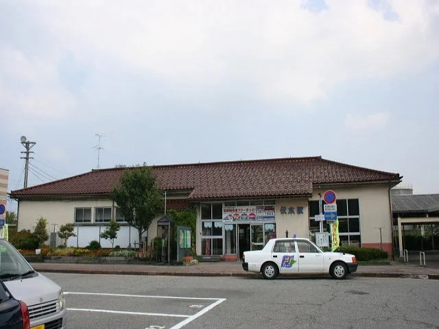 伏木駅まで900m