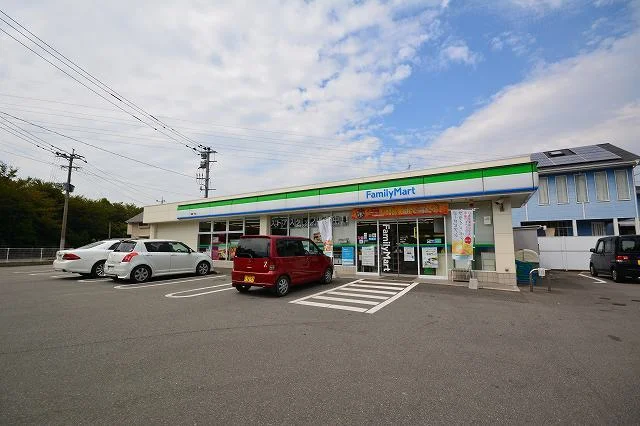 ファミリーマートまで270m