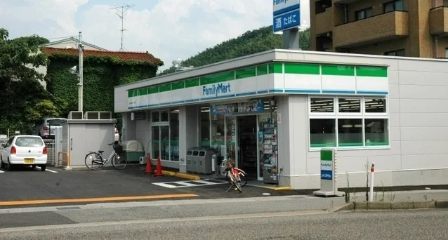 ファミリーマートまで300m