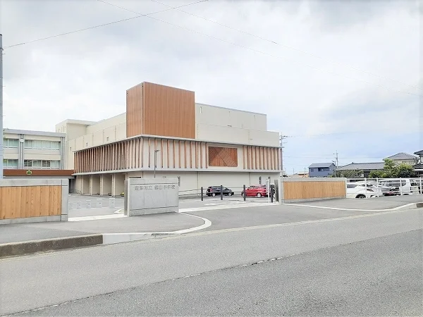 鏡山小学校まで1700m
