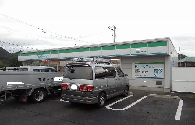 ファミリーマートさんまで1100m
