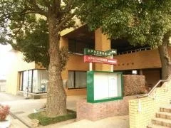 水戸市立中央図書館まで徒歩10分。館内には水戸市立博物館も併設され、読書や学びの時間を身近に楽しめます。