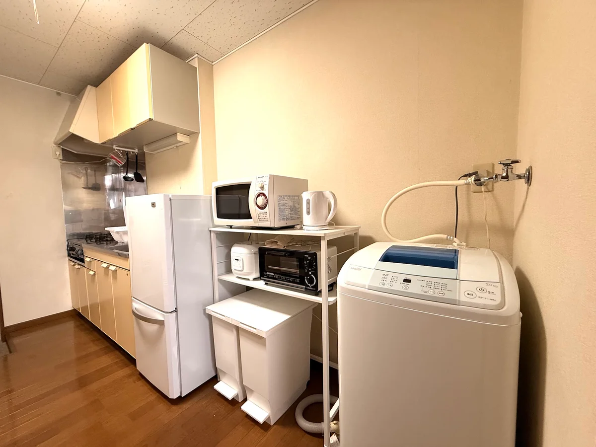 一人暮らしにうれしい家具・家電付き。スーツケースひとつですぐに快適な暮らしを始められます。