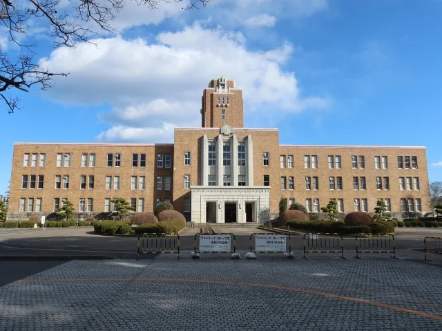 ロケ地で有名な旧県庁三の丸庁舎まで徒歩11分。県立図書館も隣接しています。