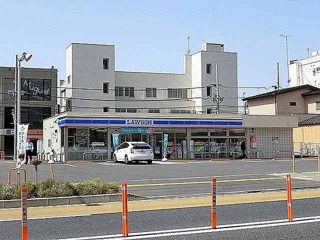 ローソンまで徒歩2分。飲み物や日用品も、思い立ったらすぐ買いに行けます。