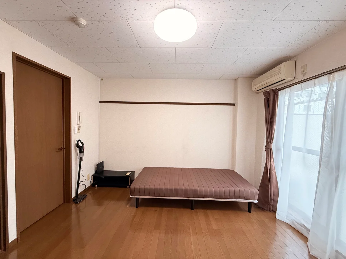 遮光1級カーテン付き。外からの視線を遮り、プライバシーに配慮した快適な住空間です。