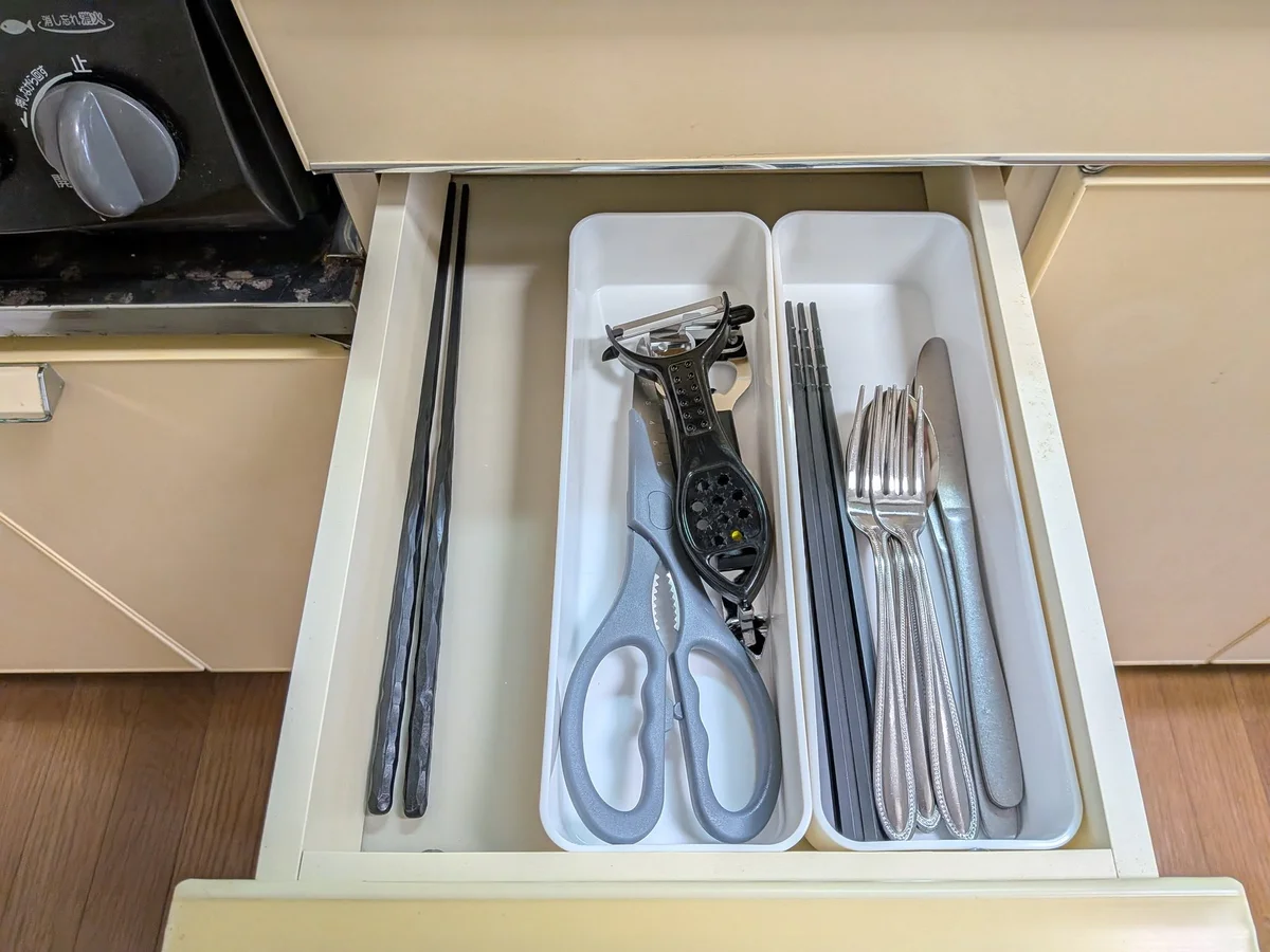 必要なカトラリーや調理器具を備え付け。到着後すぐに自炊を始められます。