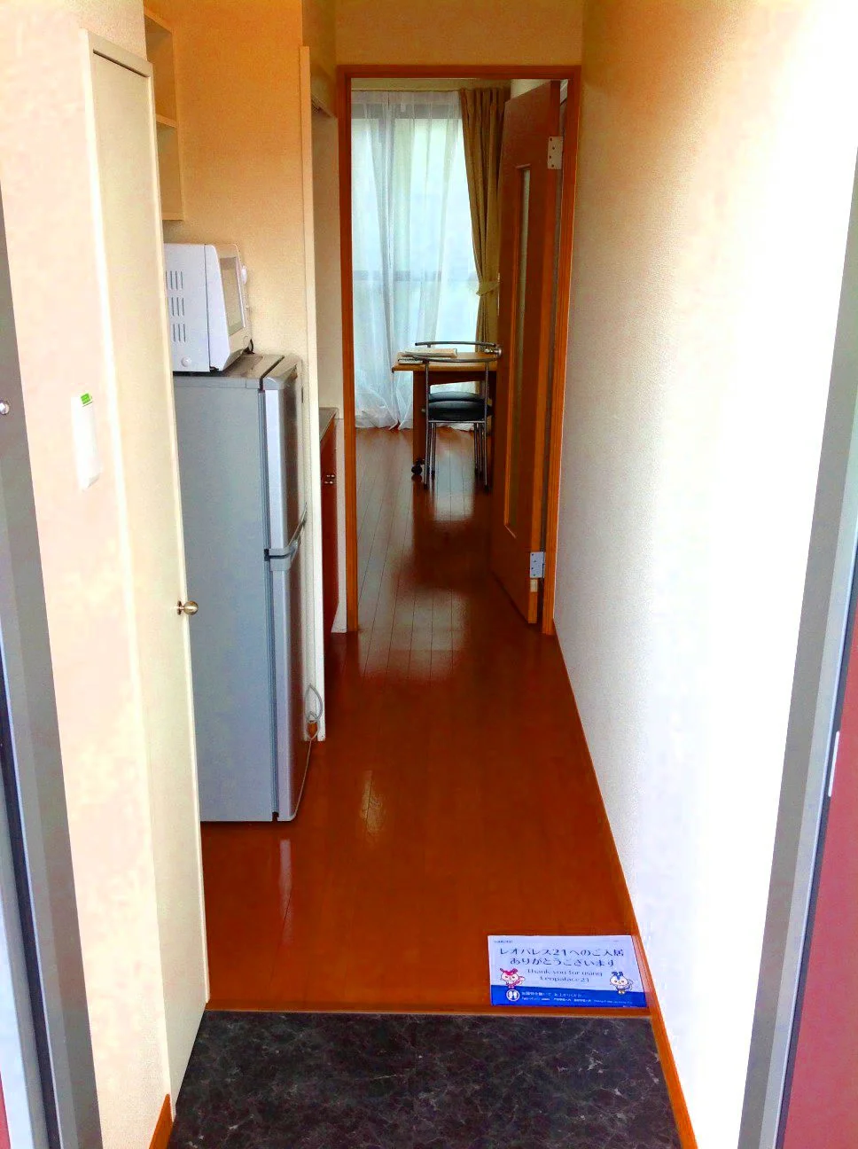 玄関から廊下の眺め