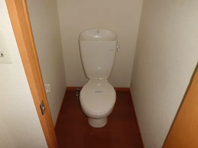 狭くて落ち着くトイレです。