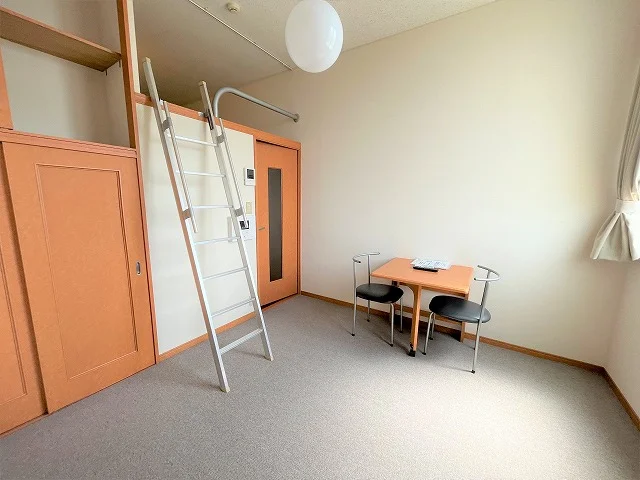 買うと意外と高くつくカーテンも、もちろんついています。