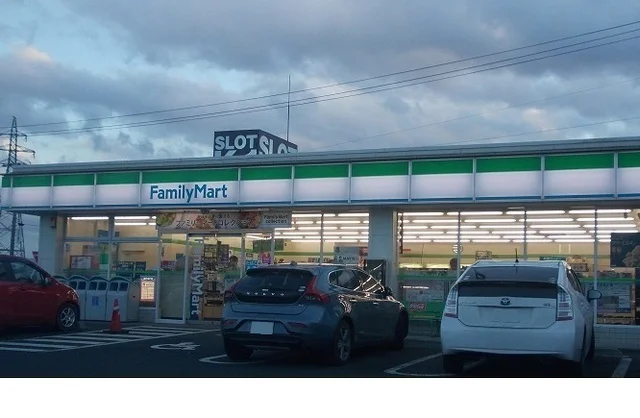 ファミリーマート成川店まで700m