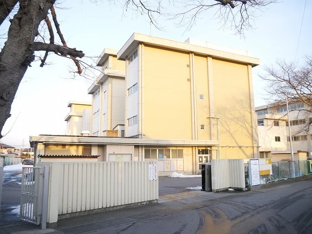 細谷小学校まで20m
