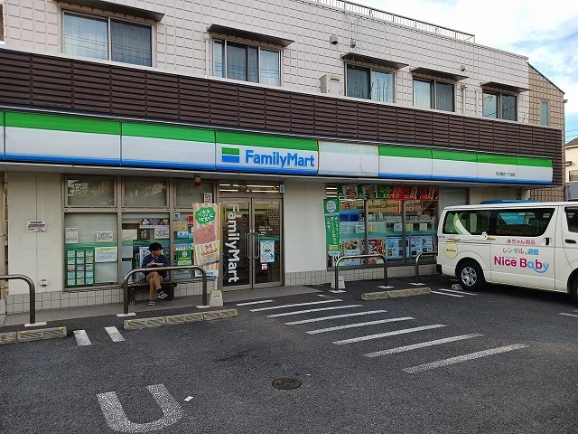 ファミリーマートまで220m