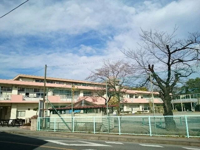 市立岩鼻小学校まで750m
