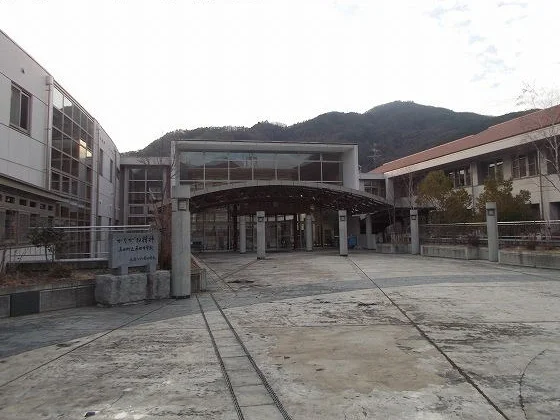 真田中学校まで2400m