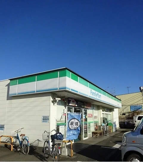 ファミリーマートまで140m