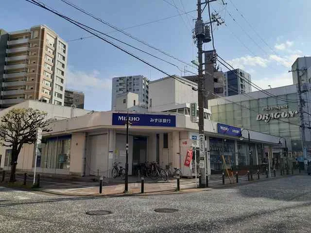 みずほ銀行まで303m