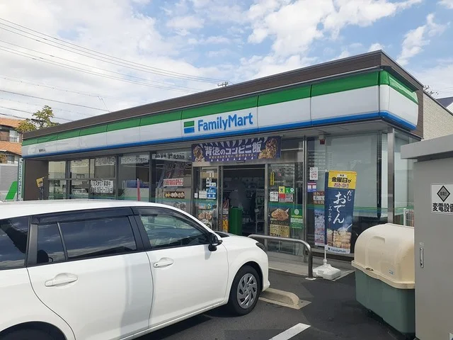 ファミリーマートまで243m
