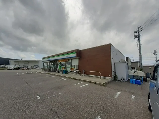 ファミリーマート曽和インター店まで568m