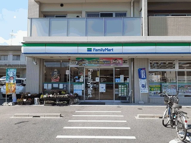 ファミリーマートまで220m