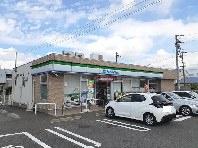ファミリーマートまで750m