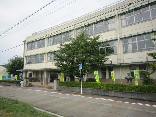 高岡西部小学校まで1000m