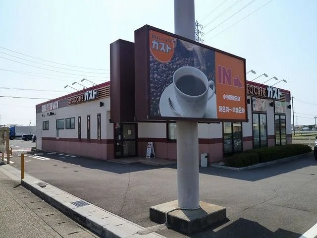 ガスト　小牧原新田店まで450m