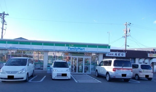 ファミリーマートまで1300m