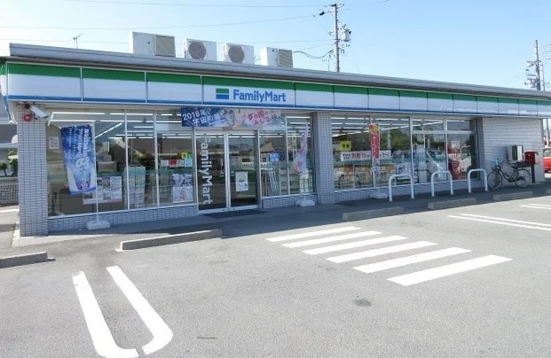 ファミリーマート伊勢おばた店まで600m