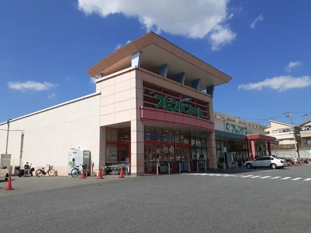 フレンドマート 御蔵山店まで210m