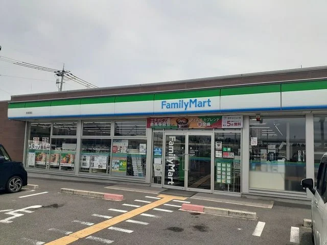 ファミリーマート様まで700m