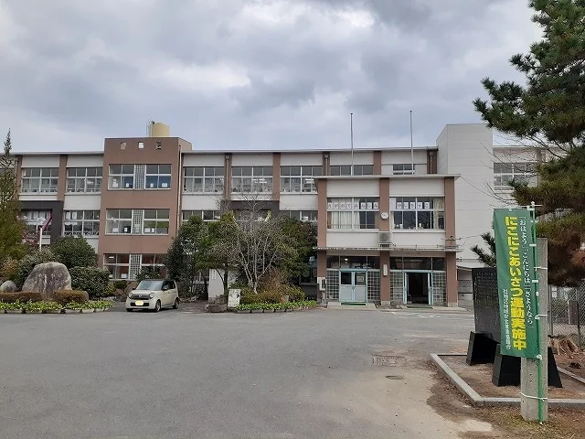 倉吉市立社小学校まで1600m