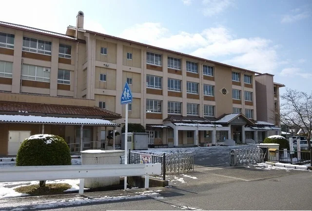 八次中学校まで1000m