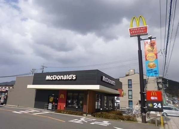 マクドナルドまで1300m