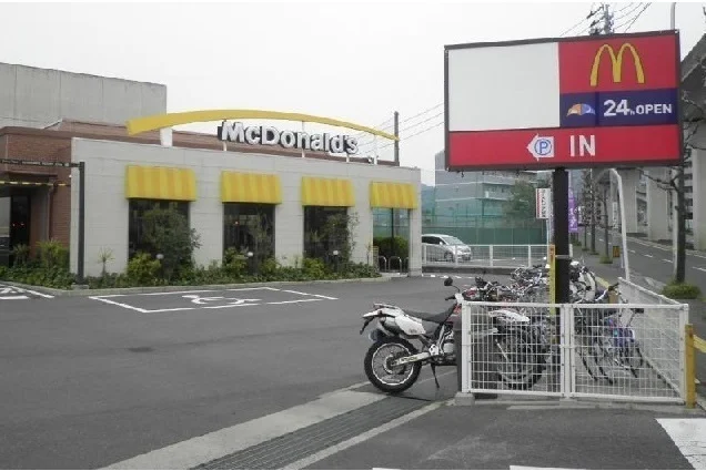 マクドナルドまで1300m